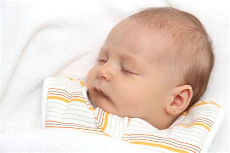 Ein Baby, das friedlich in einem weichen Schlafsack schläft