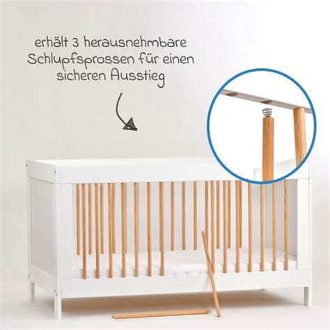 Detailansicht eines Babybettes mit höhenverstellbarem Lattenrost und Schlupfsprossen.