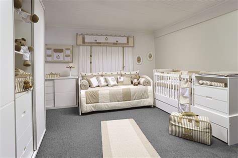 Collage aus verschiedenen Dekorationsideen für ein Babyzimmer, z.B. Wandmotive, bunte Textilien, Spielzeug.