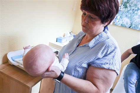 Ansprechpartnerin in der Hebammenzentrale: Tanja Neumann, langjährige freiberufliche Hebamme, mit einer Puppe auf dem Arm.
