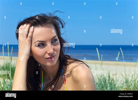 Frau in einem knappen Bikini am Strand, Dekolleté mit Spuren von Sperma