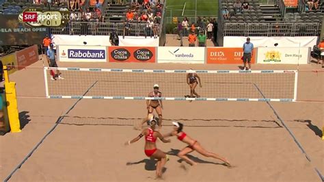 Frau beim Beachvolleyball, fast nackt, wird von Männern beobachtet