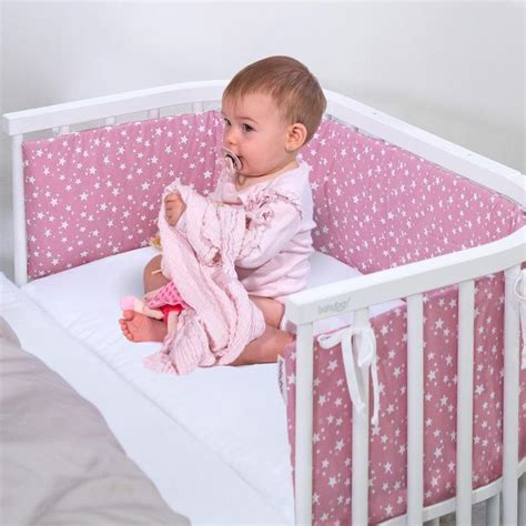Babybett mit einem Spannbetttuch von babybay