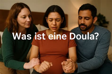 Eine Doula hält die Hand einer Gebärenden.
