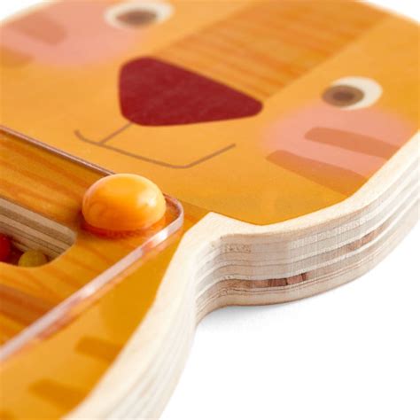 Nahaufnahme eines BPA-freien Beißrings oder eines Holzspielzeugs mit ungiftiger Farbe.