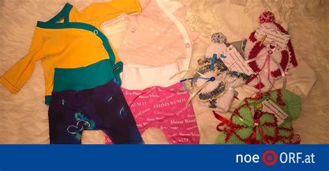 verschiedene Kleidungsstücke für Frühchen in kleinen Größen