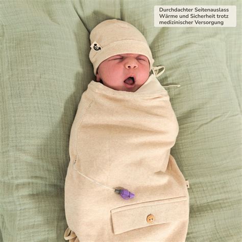 Frühchen in einem passenden Schlafsack