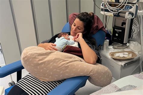 Eltern und Frühchen kuscheln unter der speziellen Decke
