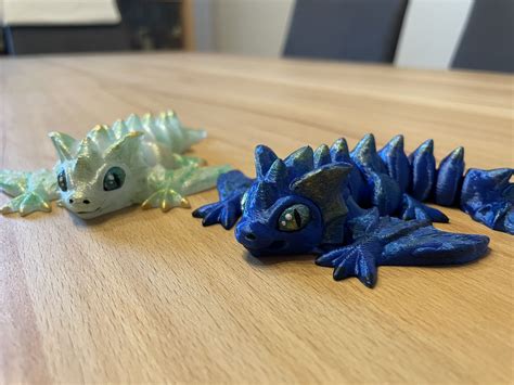 Baby-Wyvern, der Wyvern-Milch trinkt