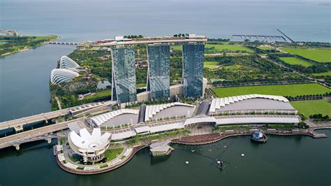 Panorama der Skyline von Singapur mit Marina Bay Sands und Gardens by the Bay