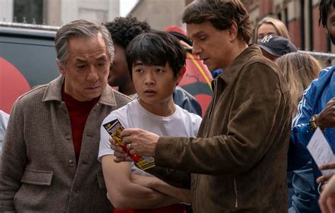 Jackie Chan als Kind, umgeben von Schulmaterialien und Kampfkunstutensilien