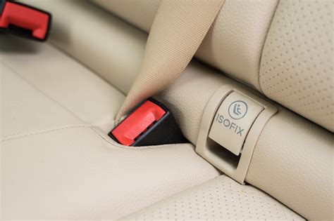 Detailansicht einer Isofix-Halterung in der Sitzritze