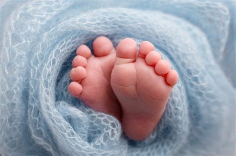 Babyfüße eines Neugeborenen