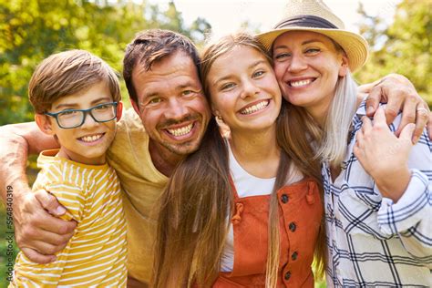 Familie lacht im Freien