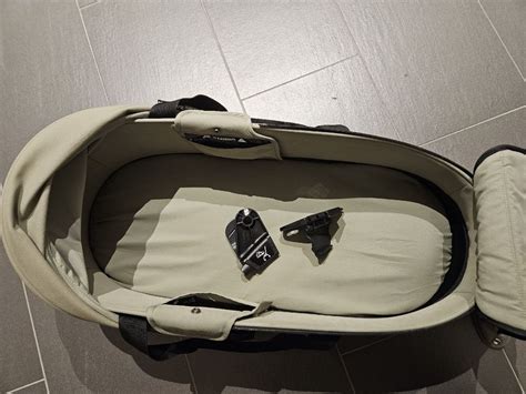 Detailansicht des BABYZEN YOYO Fußsacks mit Fokus auf das weiche Fleecematerial und die Kapuze