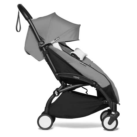 Illustration, die zeigt, wie der BABYZEN YOYO Fußsack mit dem Kinderwagen zusammengeklappt wird