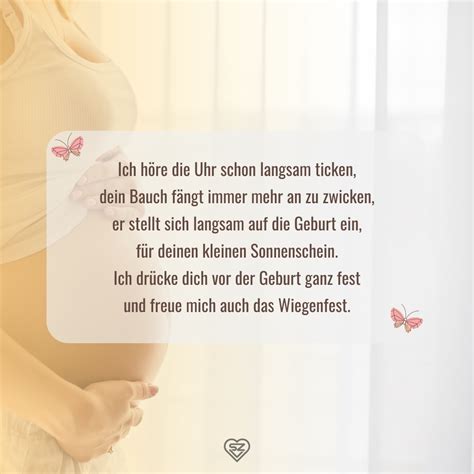 Eine werdende Mutter, die lächelnd eine Umstandsjeans anprobiert