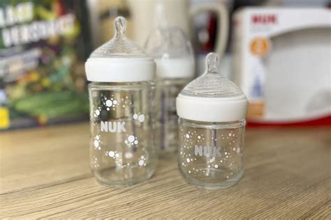 Foto der Nuk Nature Sense Babyflasche mit sichtbarer Temperaturanzeige