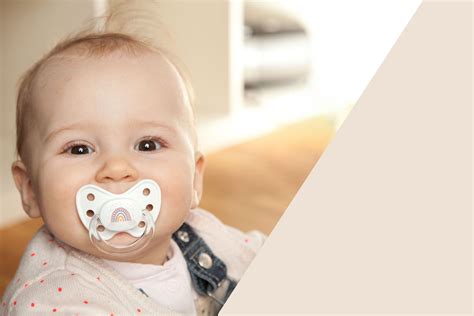 Baby mit personalisiertem Schnuller