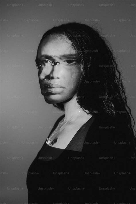 Foto einer Frau, die ein Ansatzspray verwendet