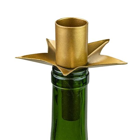 Dekorative Kerzenhalter für Weinflaschen in silberner Optik, auf einer Flasche platziert.