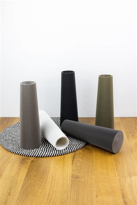 Set von Obelisk-Kerzen in verschiedenen Farben und mit geriffelter Oberfläche.