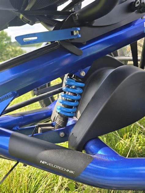 Detailaufnahme eines robusten Rahmens und der Federung eines Zwillingskinderwagens.