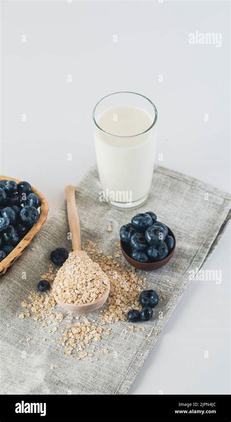 Bild von Mandeln, Haferflocken und einem Glas Milch