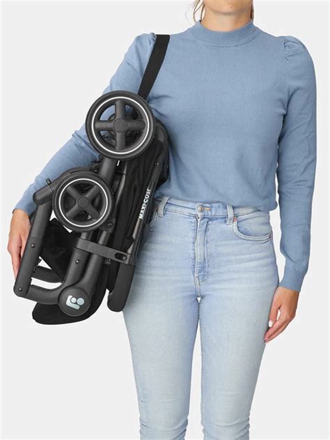 Der Maxi-Cosi Lara 2 zusammengeklappt, um seine Kompaktheit zu demonstrieren