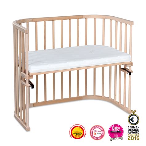 Collage, die die verschiedenen Umbaumöglichkeiten des babybay® Maxi zeigt (Sitzbank, Spieltisch, Kinderbett)