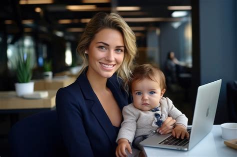 Baby in der CALMEE Hochflurwippe, nah bei der arbeitenden Mutter