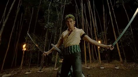 Eine dramatische Szene, in der Zoro gegen mehrere Gegner kämpft, um Robin zu retten.
