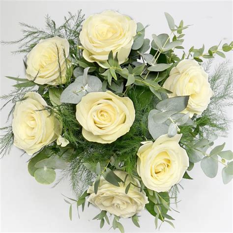 Ein Strauß weißer Rosen als Symbol für Reinheit und Eleganz.