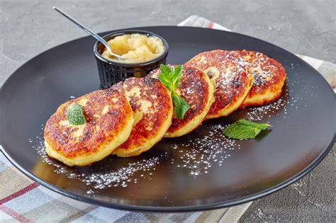 Fertig gebackene Quarkkeulchen mit Obstmus