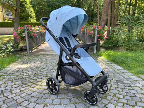 Der geräumige Einkaufskorb des Hauck Shop N Care mit verschiedenen Gegenständen