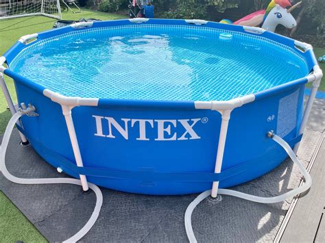 Skizze eines Intex Frame Pools mit abgenommener Leiter und einem Kind, das neugierig in die Ferne schaut.