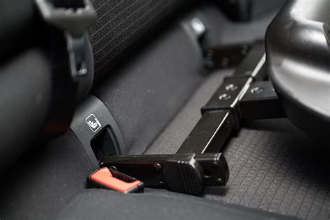 Detailaufnahme der ISOFIX-Haken unter dem Polster der Rückbank