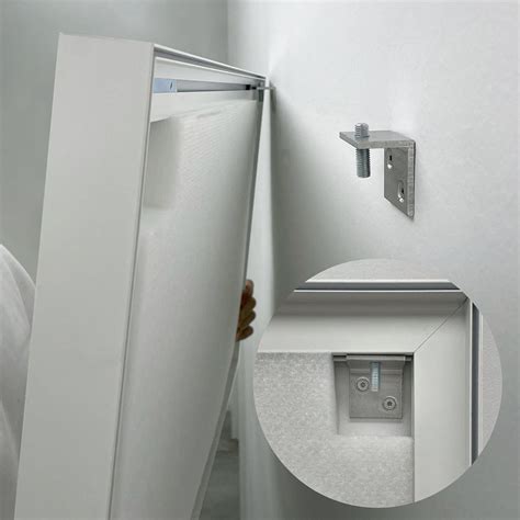 Detailansicht der Montage des Wickelaufsatzes mit Wandhalterung