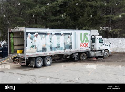 Mobile Windelshop LKW steht auf einem Parkplatz vor einem Geschäft
