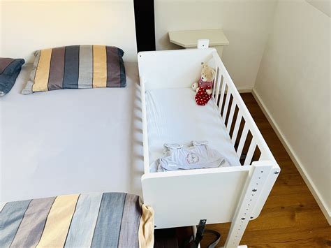 Visualisierung der Nähe zwischen Elternbett und Beistellbett mit einem Baby darin