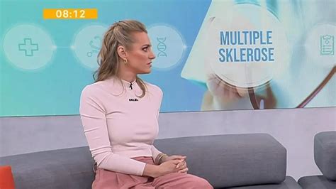Anna Kraft mit angemaltem Babybauch im Stil eines Champions-League-Balls