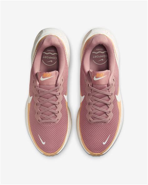 Schema der Nike Revolution 4 Laufschuhe mit Hervorhebung der Sohle und des Obermaterials