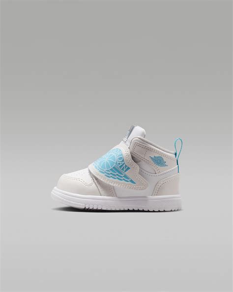 Collage verschiedener Nike und Jordan Sneaker-Modelle für Babys und Kleinkinder