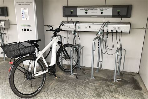 Infografik zu E-Bike Ladestationen und Fahrradboxen im Schwimmbad