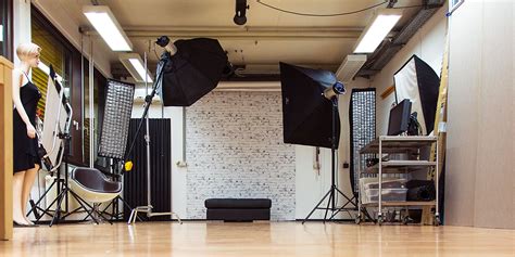 Innenansicht eines modernen Fotostudios mit verschiedenen Requisiten und Hintergründen.