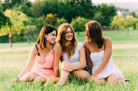 Gruppe von Freundinnen, die bei einem Fotoshooting im Studio Spaß haben.