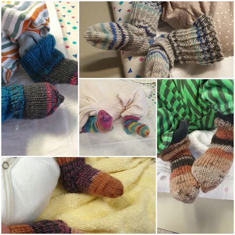 Eine Auswahl an liebevoll gestrickten Babysöckchen, Mützchen und Einschlagdecken für Frühchen und Sternenkinder.
