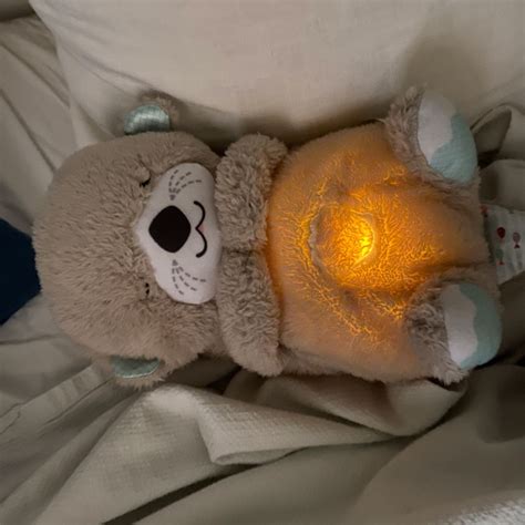 Der Fisher-Price Schlummer-Otter als Kuscheltier mit auf und ab bewegendem Bauch