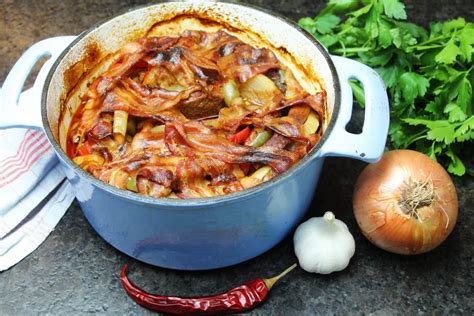 Gedünstetes Gemüse und Fleisch für den Schmortopf
