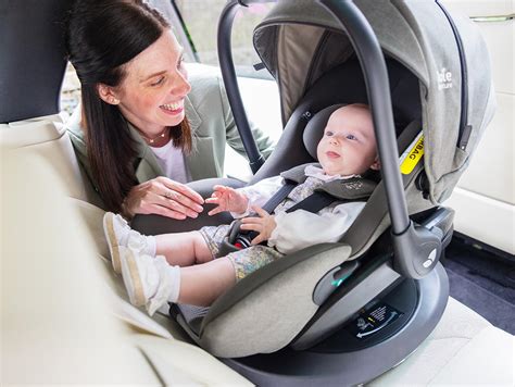 Detailaufnahme eines korrekt angezogenen Fünfpunkt-Gurtes bei einem Baby in der Babyschale.